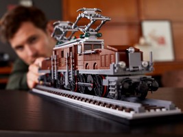 LEGO 10277 картинка 11