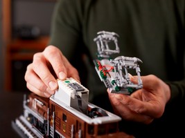 LEGO 10277 картинка 12