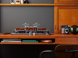 LEGO 10277 картинка 5