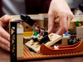 LEGO 10292 картинка 20