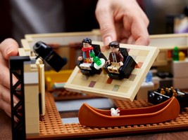 LEGO 10292 картинка 21