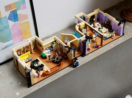 LEGO 10292 картинка 29