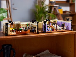 LEGO 10292 картинка 30