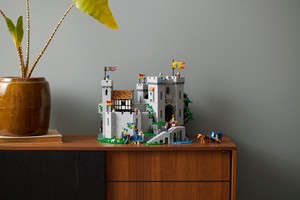 LEGO 10305 картинка 7